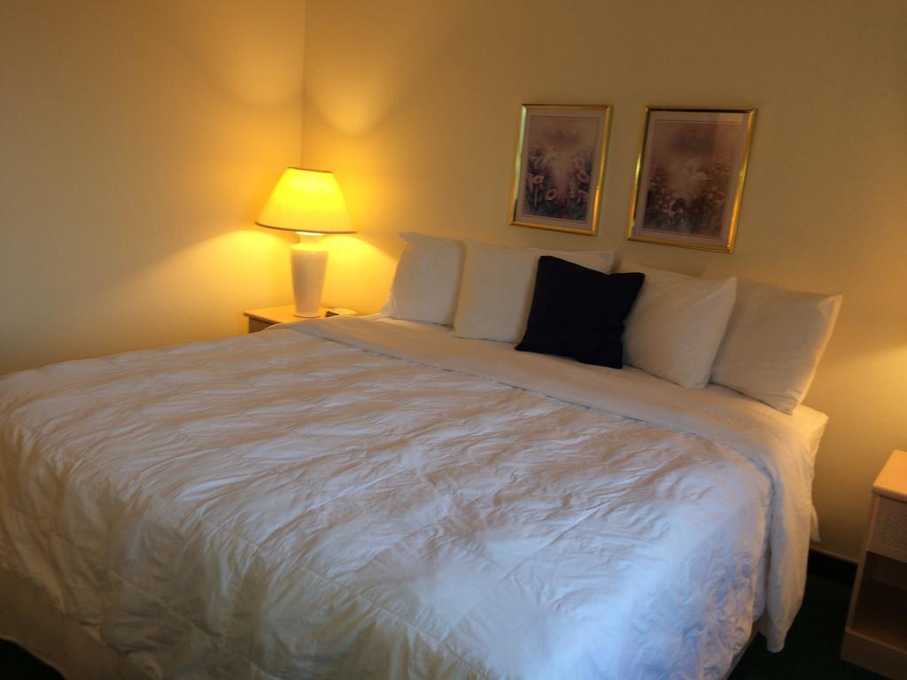 Americas Best Value Inn & Suites - Bluffton Room photo